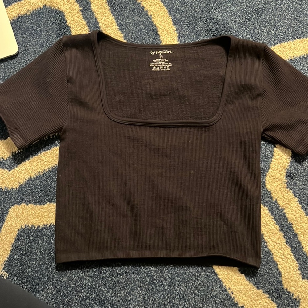 Dark blue short sleeve with square neckline